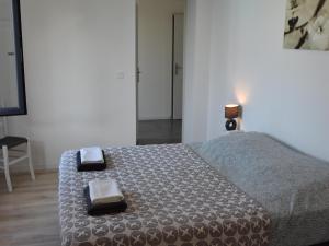 OupiaにあるVilla with Pool & Viewsのベッドとタオル2枚のある寝室