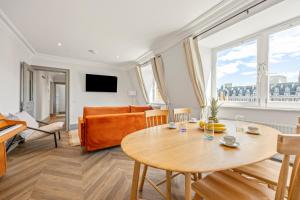a living room with a table and a couch at Stay Kula London - Covent Garden Maiden Lane in London