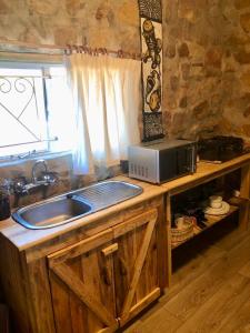 NapierにあるDas Steinhausのキッチン(シンク、電子レンジ付)