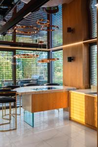 Fotografija v galeriji nastanitve Chandelier Sky Mansion v mestu Tuchoměřice + 58 fotografij