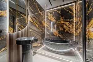 Kopalnica v nastanitvi Chandelier Sky Mansion