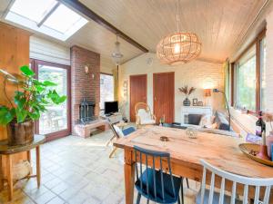 - un grand salon avec une table et des chaises en bois dans l'établissement Holiday Home in Zorgvlied near Drents-Friese Wold, à Zorgvlied