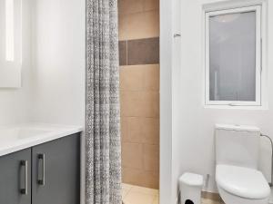 Et badeværelse på 18 person holiday home in Hasselberg + 17 billeder