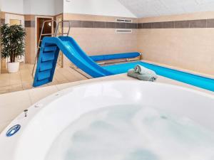 Swimmingpoolen hos eller tæt på 18 person holiday home in Hasselberg