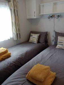 two beds sitting next to each other in a room at Lapwing Lodge, Howdales in Louth +10 photos