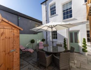Patio nebo venkovní prostory v ubytování Luxury 2 Bedroom Georgian home, garden, Beach access, 6 guests