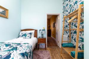 une chambre avec un lit superposé et une échelle dans l'établissement Luxury Georgian home & garden by the sea, 6 guests, à Bersted