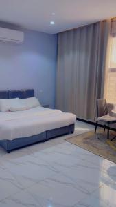 En eller flere senge i et værelse på شقق الفايز