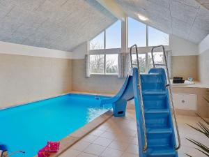 Swimmingpoolen hos eller tæt på 18 person holiday home in Hasselberg