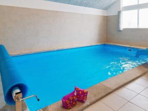 Swimmingpoolen hos eller tæt på 18 person holiday home in Hasselberg + 27 billeder