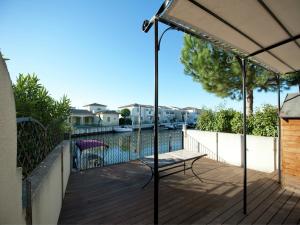 Balkón nebo terasa v ubytování Villa with Marina View + 33 fotografií