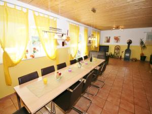 een conferentieruimte met een lange tafel en stoelen bij Chalet in Fürth near Zell am See Ski Slopes in Piesendorf