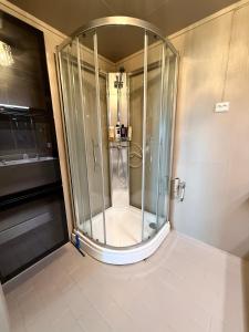 una ducha con mampara de cristal en un baño en Top location - Amazing views, en Tromsø 20 fotos más
