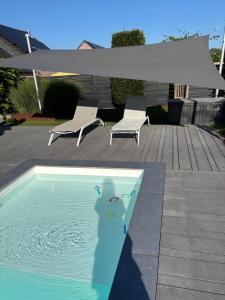 Containers aménagé au cœur des chants des grenouilles في هوتون: رسم لقطة في الماء بجوار حمام السباحة