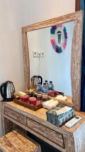 una mesa con un espejo y algo de comida en ella en LAHANGAN SWEET cottages, en Culik 13 fotos más