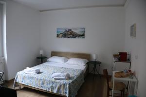 a bedroom with a bed with two towels on it at CadiSmart in La Spezia