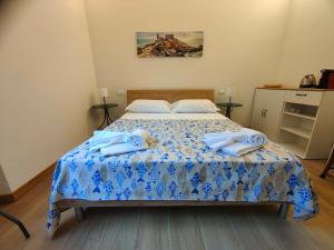a bedroom with a bed with two towels on it at CadiSmart in La Spezia +13 photos