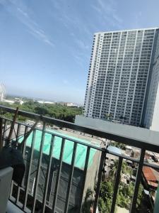 una vista dal balcone di un edificio di CozyStay by MA Condotel-Coast Residences a Manila