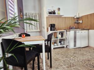a kitchen with a table and chairs in a room at Ferienwohnungen MittenDrin in Bad Langensalza