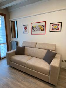 a brown couch sitting in a living room at La casa ai Laghetti in Montorio Veronese