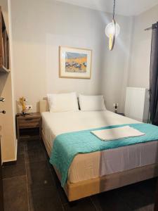 ein Schlafzimmer mit einem Bett und einem Tablett darauf in der Unterkunft Pines Flat in Fourka