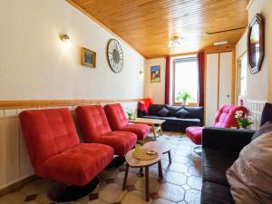 Χώρος καθιστικού στο Lovely Holiday Home in Marcourt
