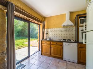 eine Küche mit einer offenen Tür zum Hof in der Unterkunft Poolside Haven in Salles in Larzac