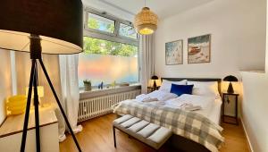 a bedroom with a bed and a window at BeckHomes Munich - Stylish Central Apartments in Munich