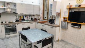 a kitchen with a table and chairs in it at La Casetta Bianca Vicino Mare in Vibo Valentia Marina