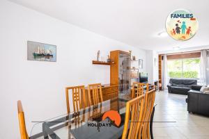 comedor y sala de estar con mesa de cristal en #047 Families Only - Almond Tree by Home Holidays, en Albufeira