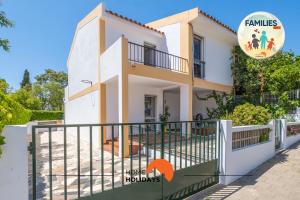 Villa con puerta frente a una casa en #047 Families Only - Almond Tree by Home Holidays, en Albufeira
