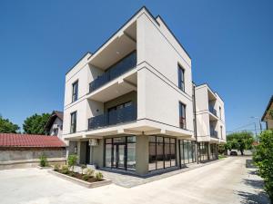 an image of a white building at Primaverii Dream Residence in Chişoda