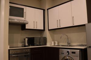 Η κουζίνα ή μικρή κουζίνα στο Umhlanga Apart Hotel +9 φωτογραφίες