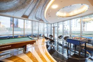 Biliár nebo kulečník v ubytování Sea & City View Apartment Dubai Marina - Ravello Living