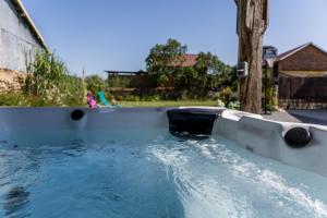 ein Whirlpool mit Wasser im Garten in der Unterkunft Au castéra in Aubagnan