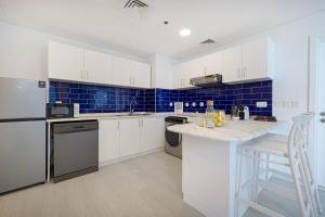 Kuchyň nebo kuchyňský kout v ubytování Sea & City View Apartment Dubai Marina - Ravello Living