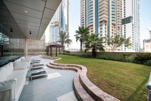 Zahrada ubytování Sea & City View Apartment Dubai Marina - Ravello Living