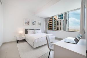 Postel nebo postele na pokoji v ubytování Sea & City View Apartment Dubai Marina - Ravello Living + 33 fotografií