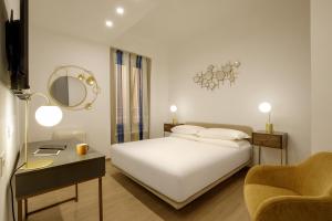 ローマにあるSantalunaのベッドとテーブルと椅子のある寝室