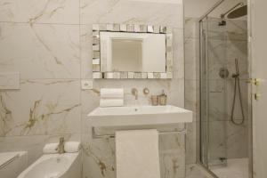 ローマにあるSantalunaの洗面台とシャワー付きの白いバスルーム +15枚の写真
