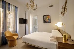 ローマにあるSantalunaのベッドと机と椅子のある寝室