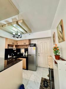 une grande cuisine avec un réfrigérateur en acier inoxydable dans l'établissement Avida Towers San Lazaro, à Manille