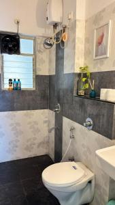 ヒンジャワディーにあるCasa Bliss - 2 BHK - Hinjewadi Phase 1のトイレと洗面台付きのバスルーム +51枚の写真