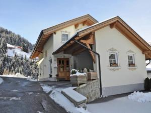 a house in the mountains in the snow at Apartment in See near Ski Slopes in See
