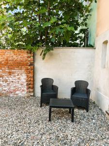 米卢斯RS-1 - Chaleureux 2 pièces au 1er étage tout équipé 1-3 pers的墙上有两把椅子和一张桌子