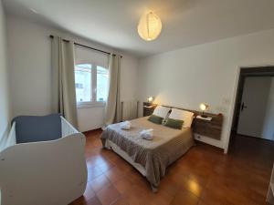 Un dormitorio con una cama y una silla dentro. en Chez nous, en Lucciana