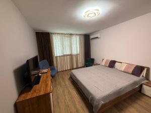 een slaapkamer met een bed en een televisie. bij Alex Family Apartment in Vidin