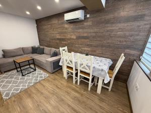een woonkamer met een tafel en een bank bij Alex Family Apartment in Vidin +8 foto's