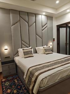ein Schlafzimmer mit einem großen Bett mit großem Kopfteil in der Unterkunft KRIPA KUNJ -Cozy Stay like home in Varanasi