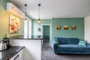 a living room with a blue couch in a kitchen at D&M Apart Lipowa 12 in Białystok